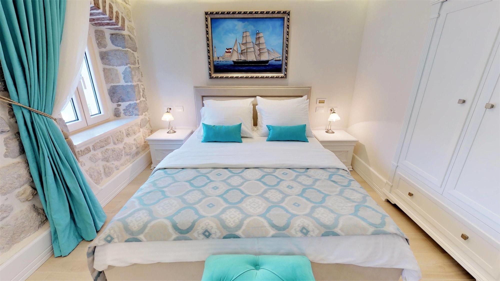Hotel Libertas Kotor Bagian luar foto