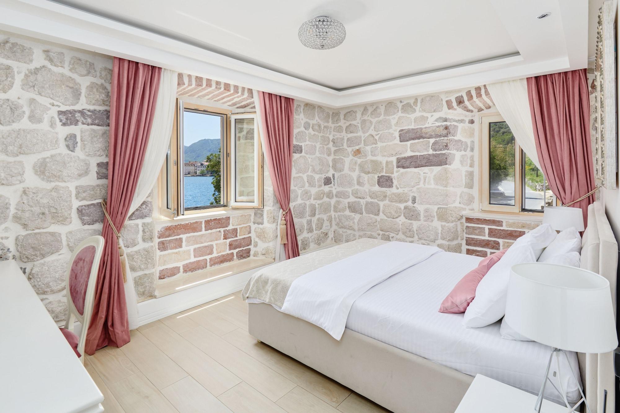 Hotel Libertas Kotor Bagian luar foto