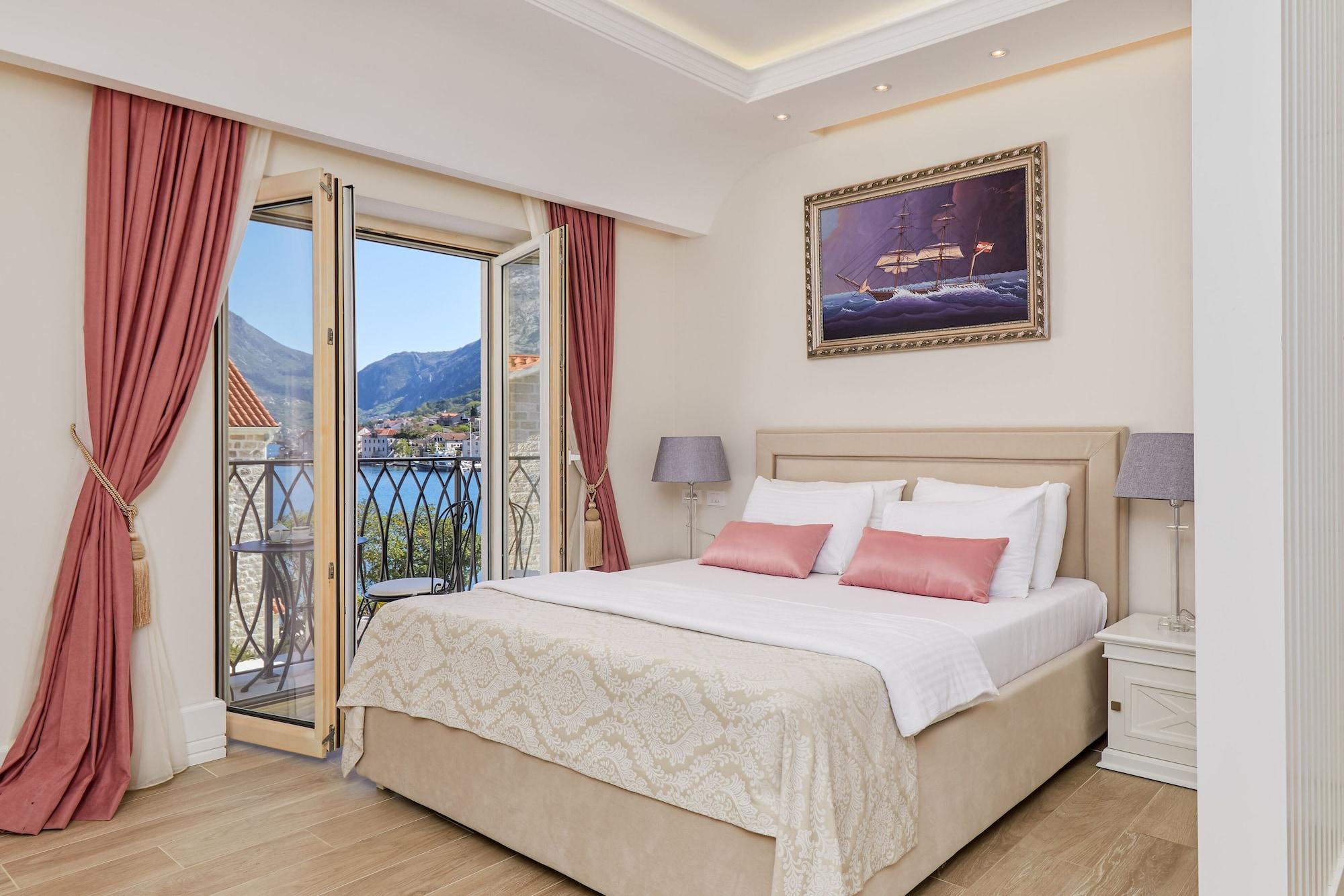 Hotel Libertas Kotor Bagian luar foto