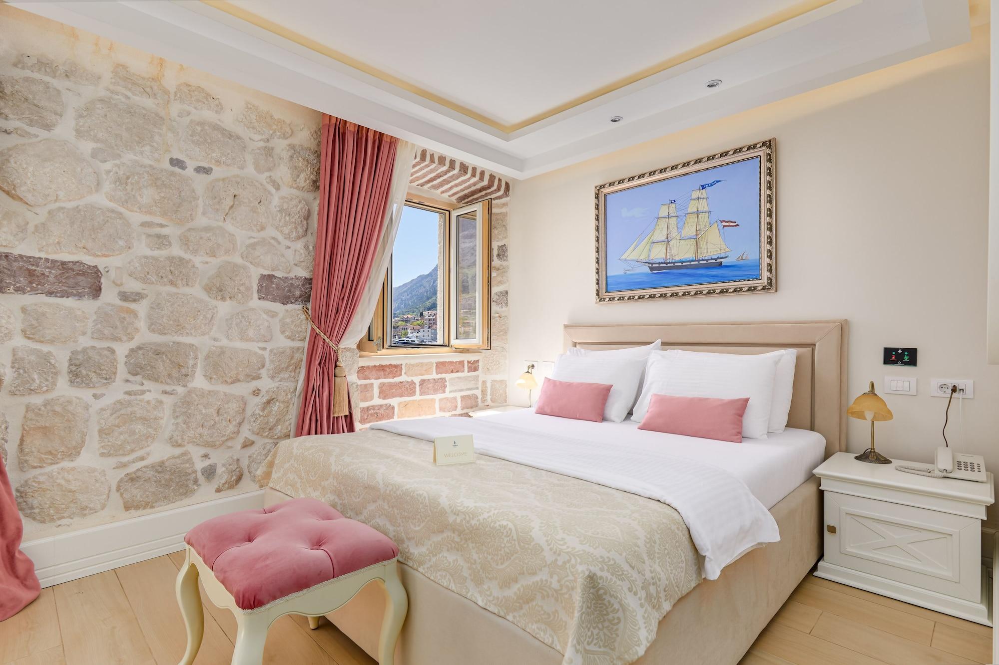Hotel Libertas Kotor Bagian luar foto