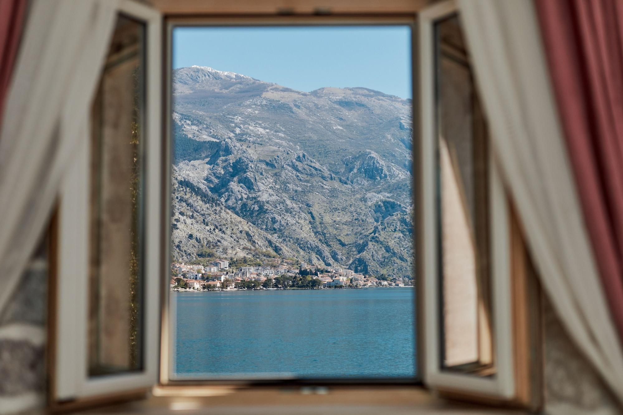 Hotel Libertas Kotor Bagian luar foto