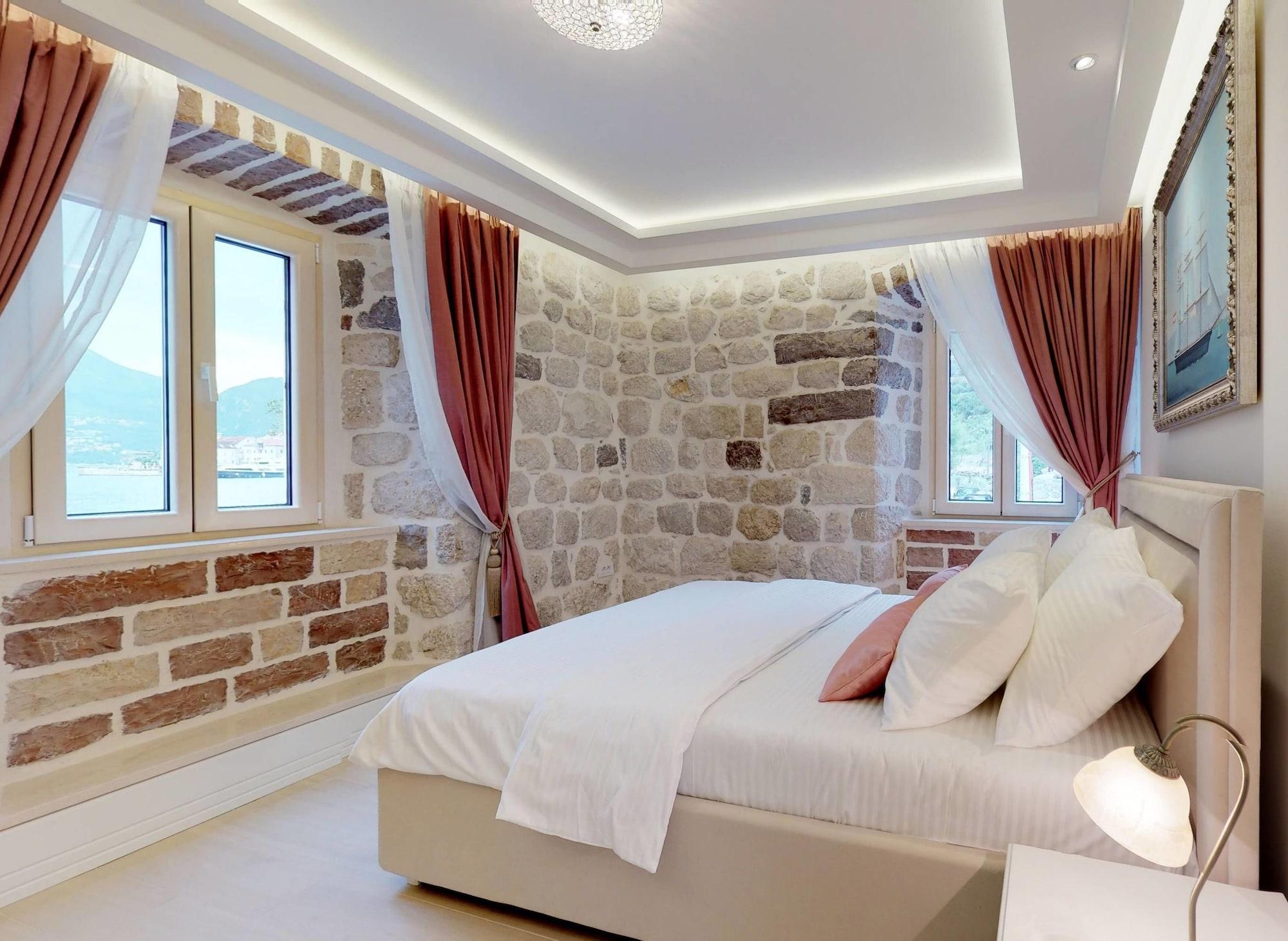 Hotel Libertas Kotor Bagian luar foto