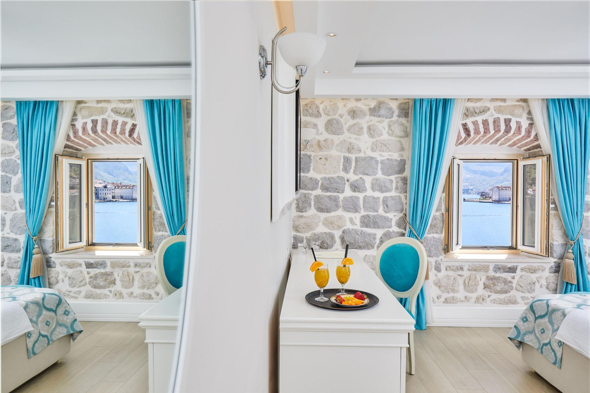 Hotel Libertas Kotor Bagian luar foto