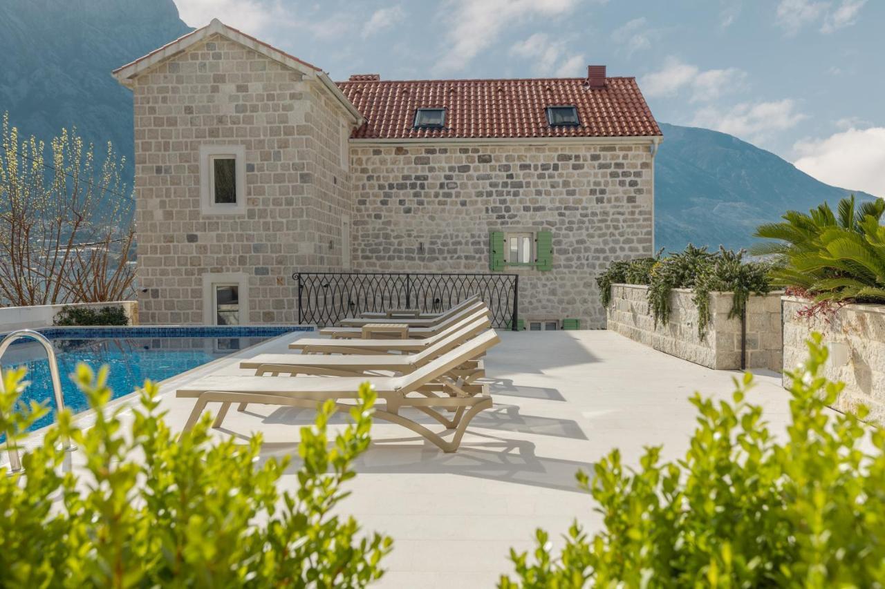 Hotel Libertas Kotor Bagian luar foto