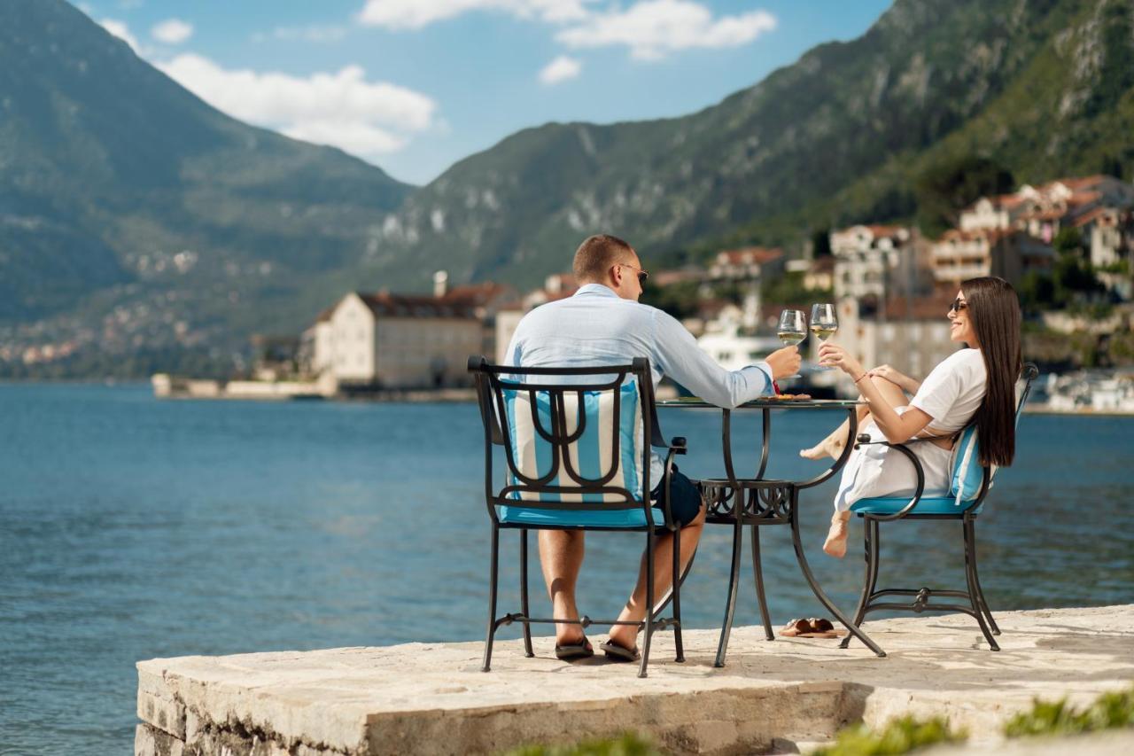 Hotel Libertas Kotor Bagian luar foto