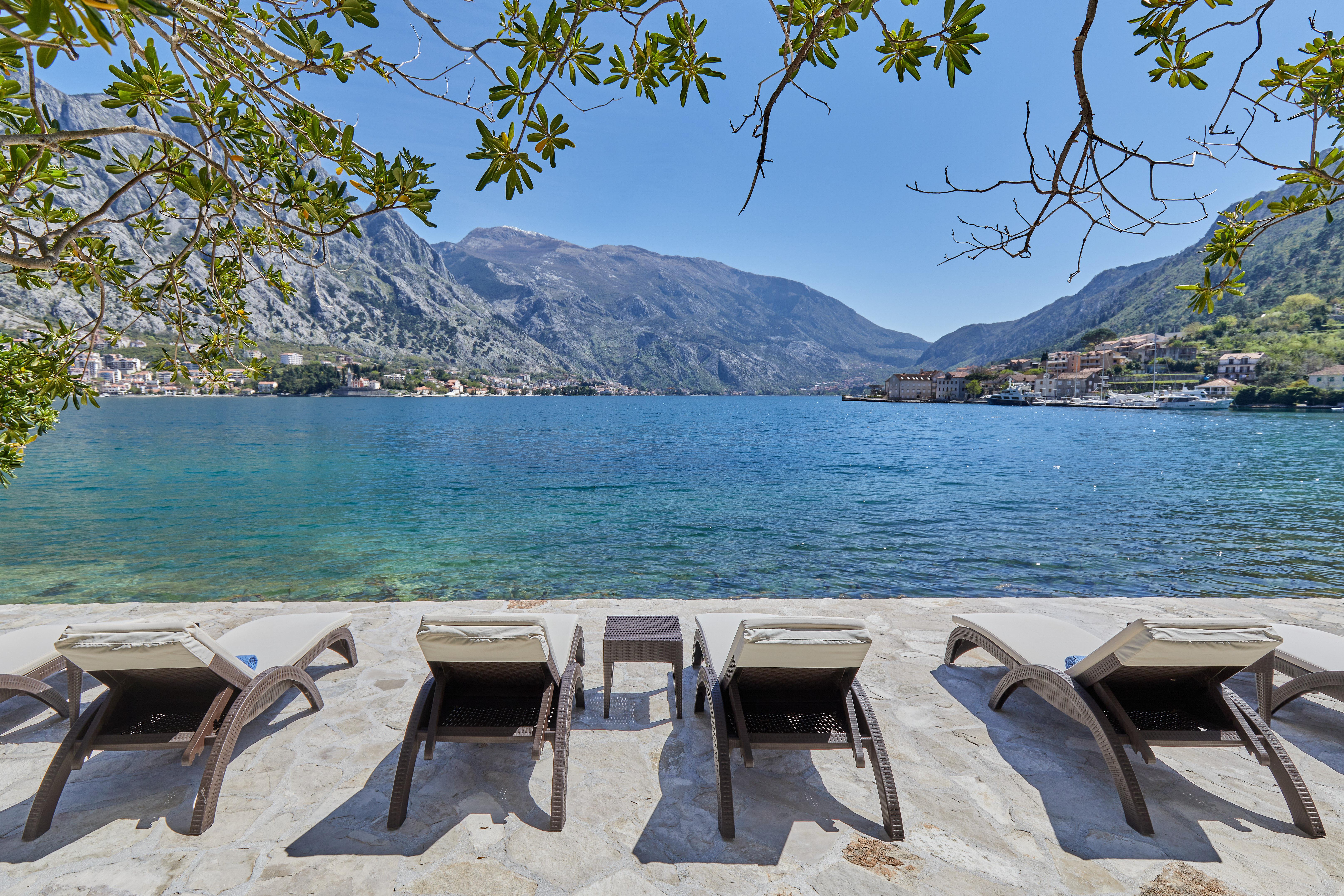 Hotel Libertas Kotor Bagian luar foto
