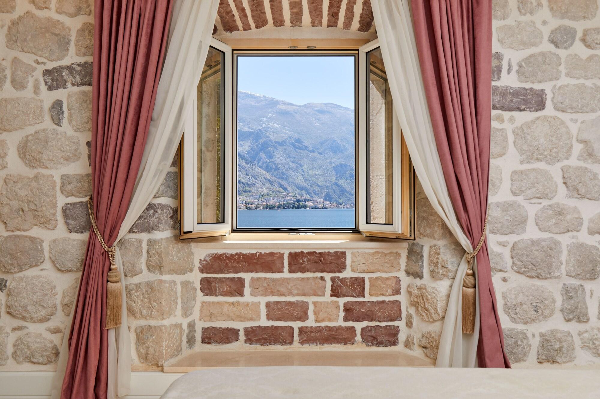 Hotel Libertas Kotor Bagian luar foto