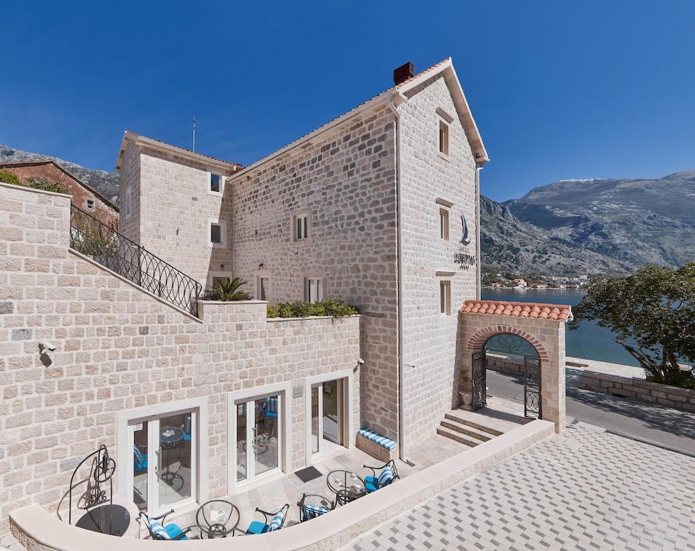 Hotel Libertas Kotor Bagian luar foto