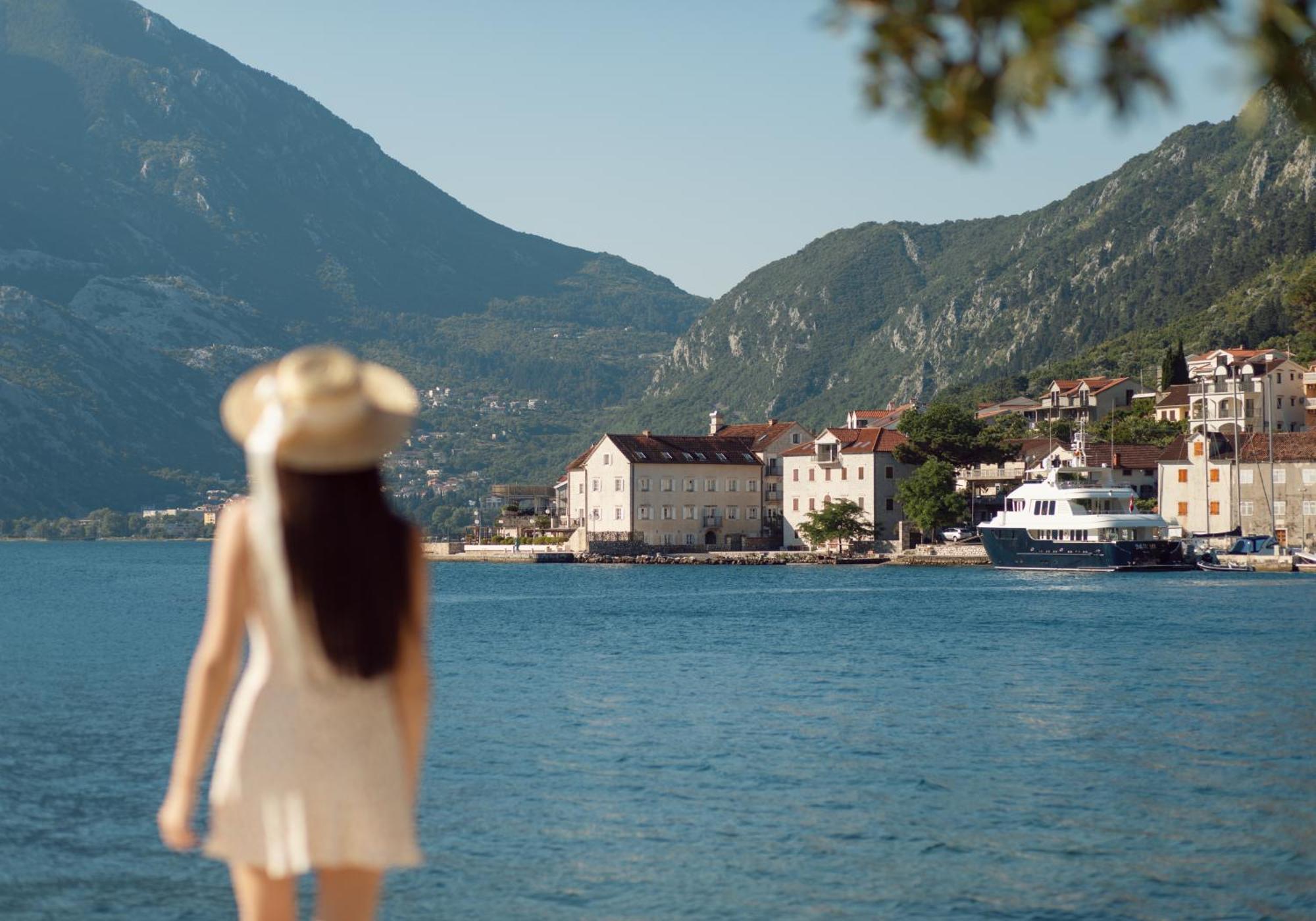 Hotel Libertas Kotor Bagian luar foto