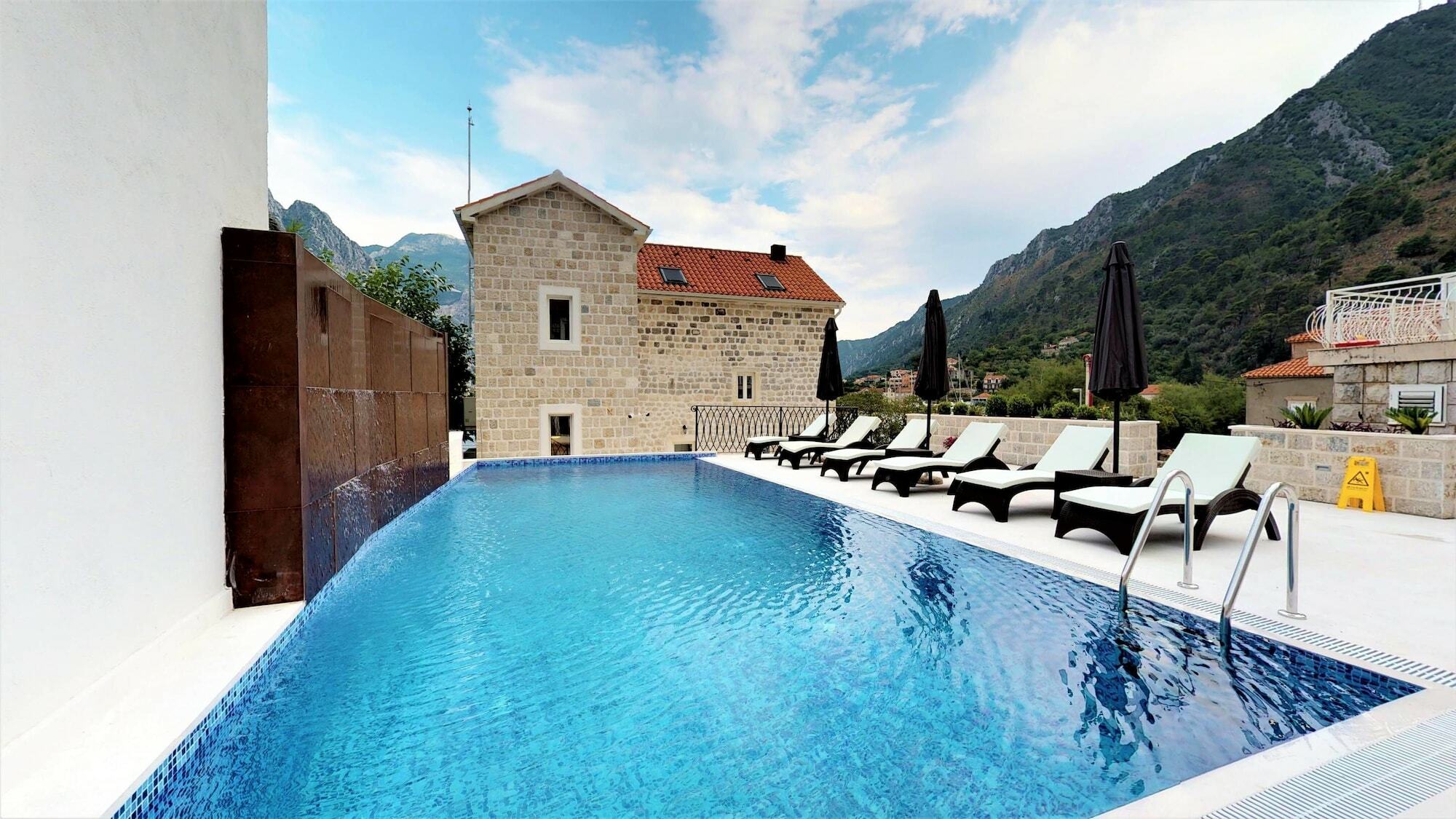 Hotel Libertas Kotor Bagian luar foto