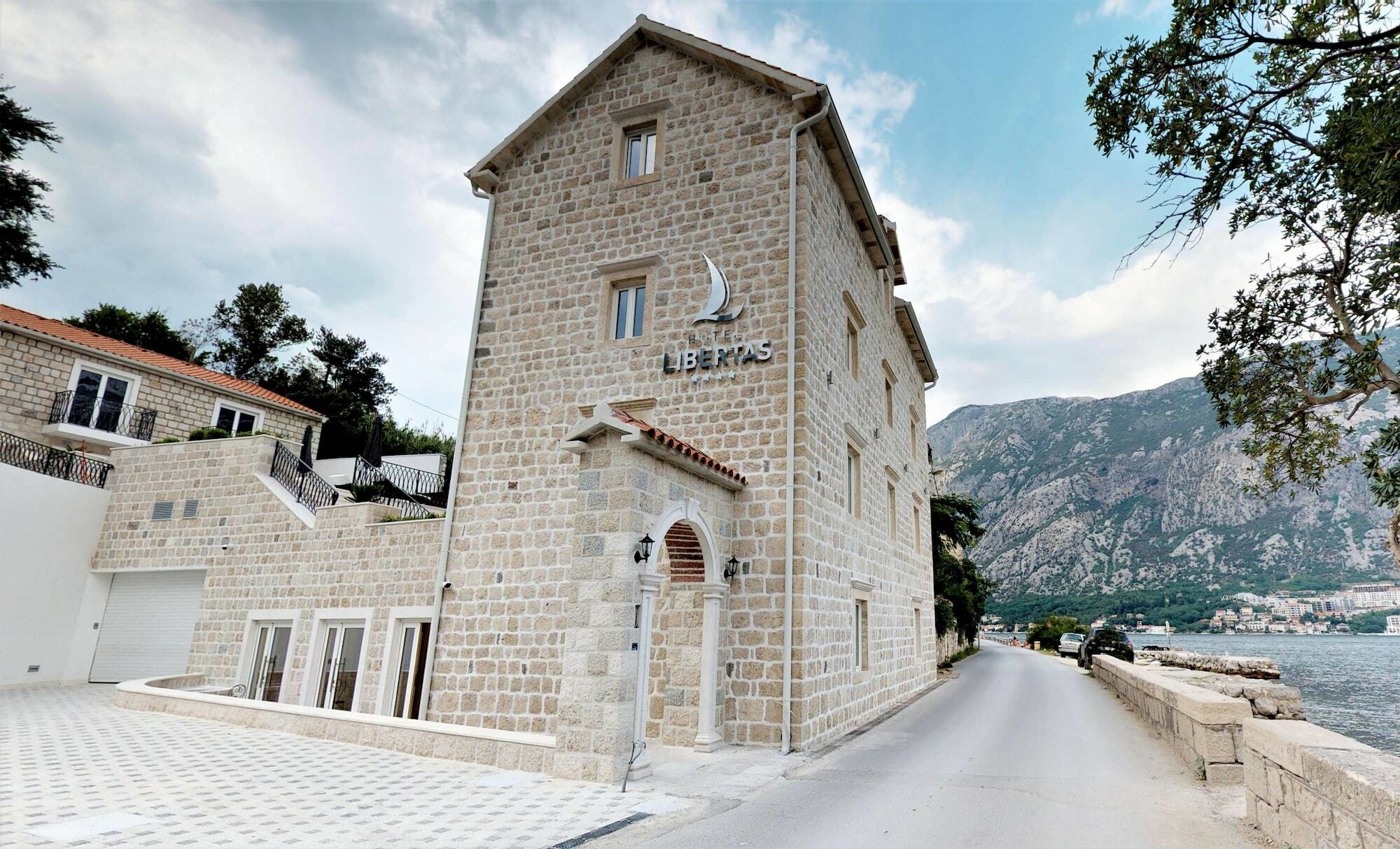 Hotel Libertas Kotor Bagian luar foto