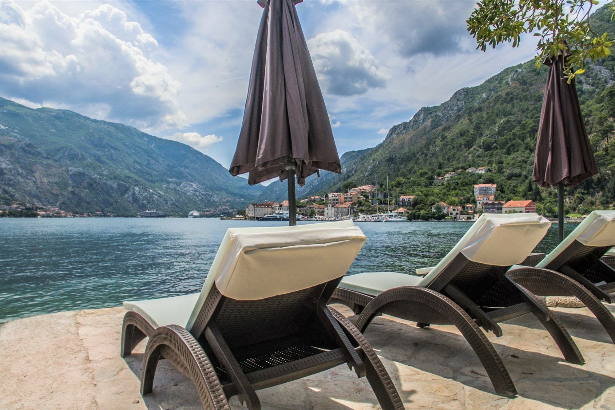 Hotel Libertas Kotor Bagian luar foto