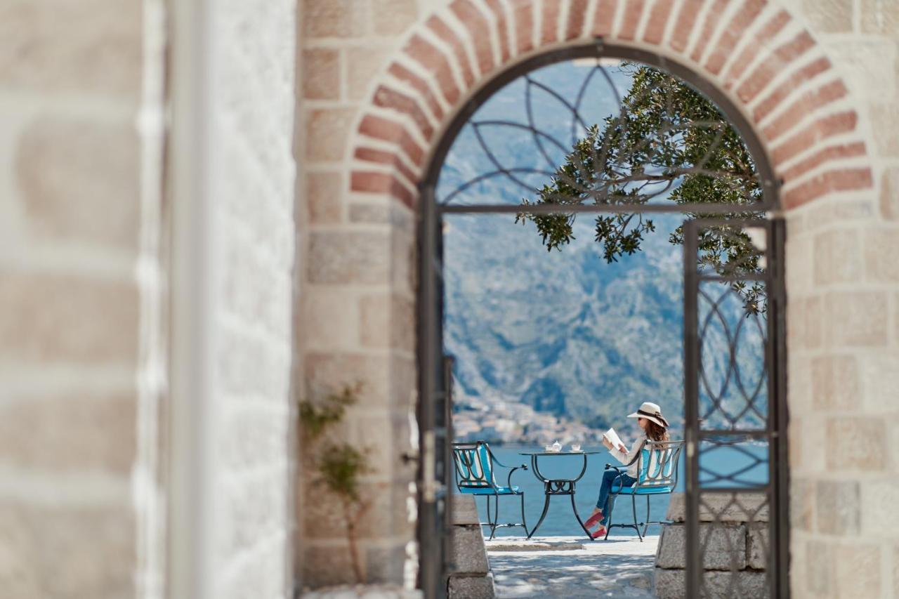 Hotel Libertas Kotor Bagian luar foto
